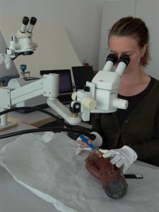 Prøveudtagning under mikroskop til FTIR-analyse